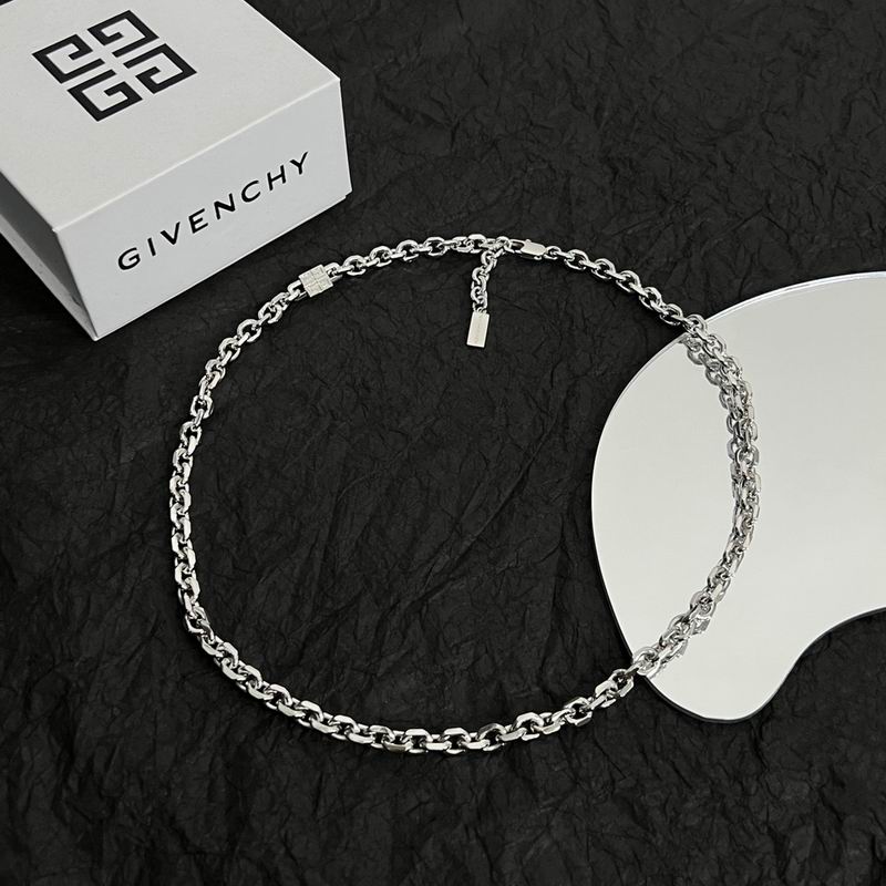Givenchy necklace 10lyr1